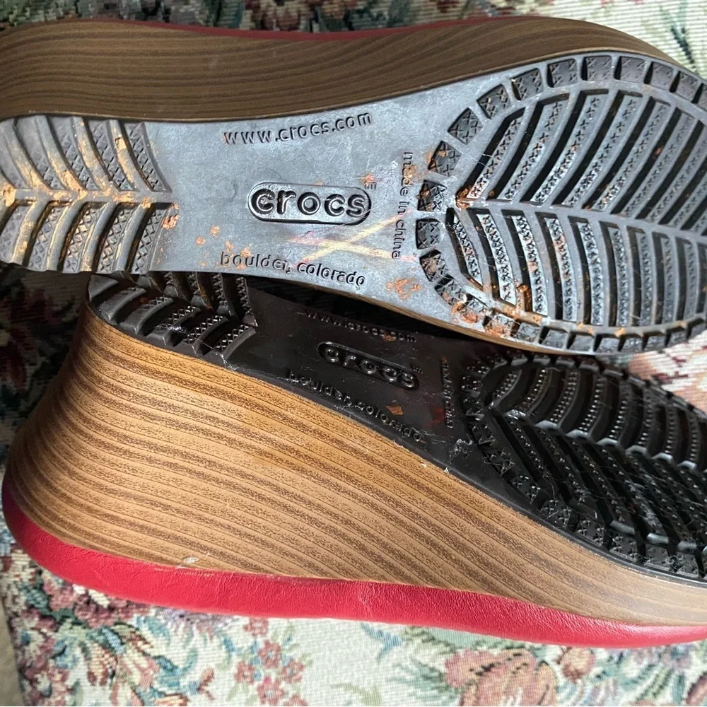 Crocs A-Leigh Leather Red Close Toe Wood Tone Stacked Platform Wedge Shoes 7W
